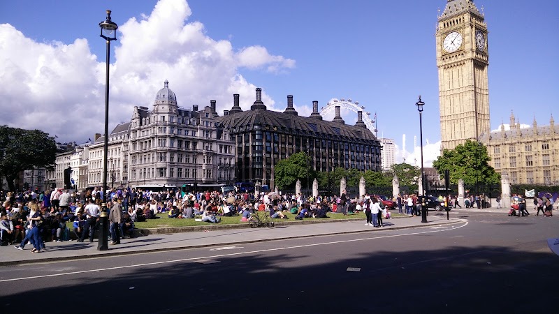 🚶 Walk to Parliament Square