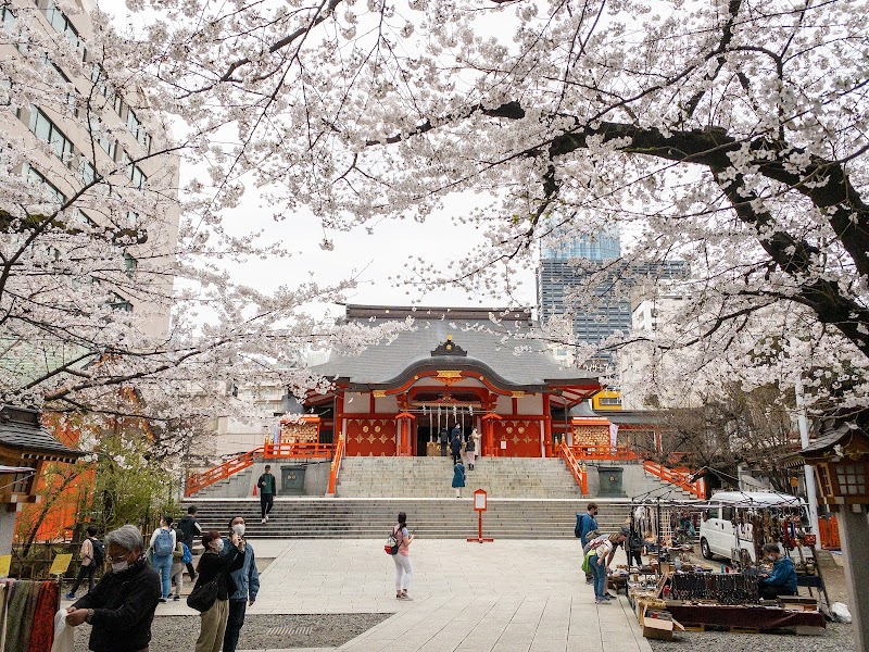 🚶 Walk to Hanazono Shrine