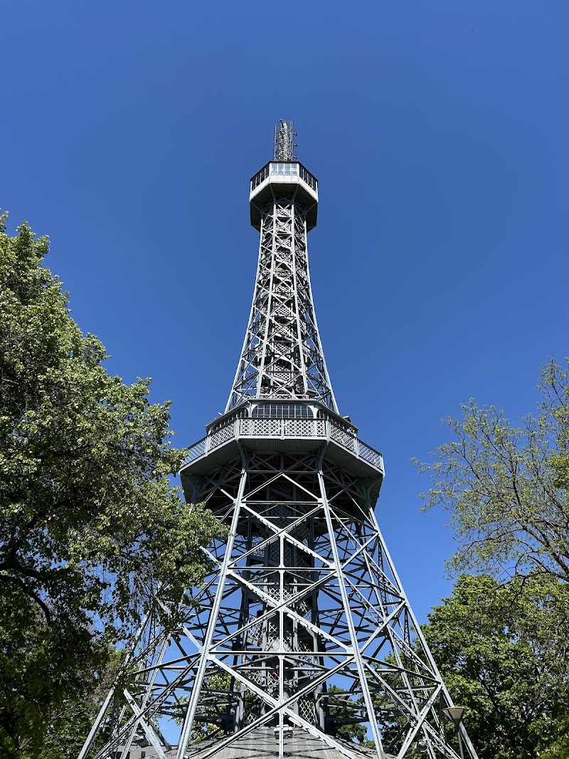 Зеркальный лабиринт и Петршинская башня