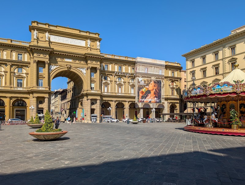 🚶 Walk to Piazza della Repubblica
