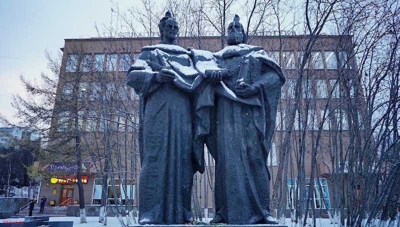 Площадь Пять Углов и Памятник Кириллу и Мефодию