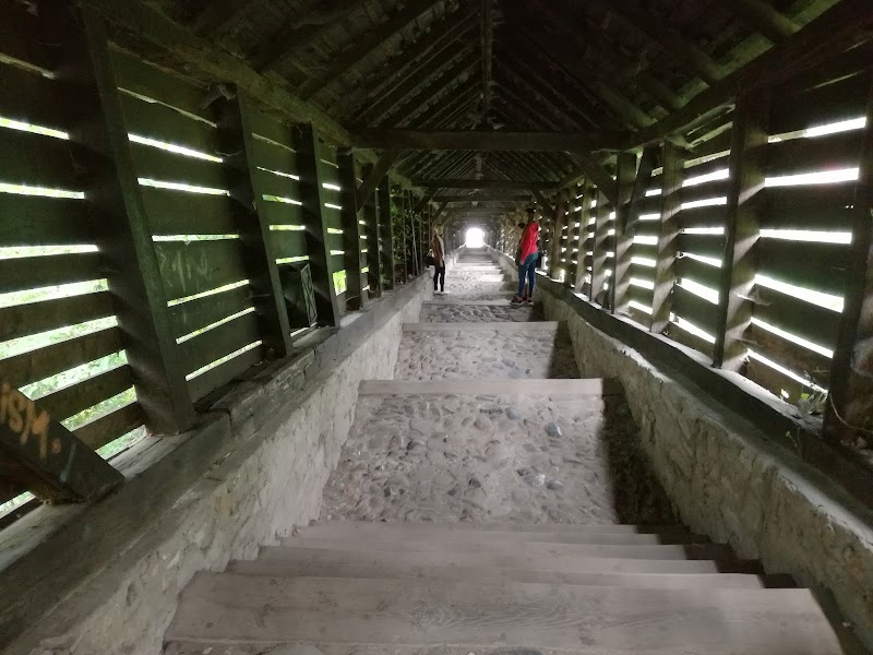Scara Școlarilor и Biserica din Deal