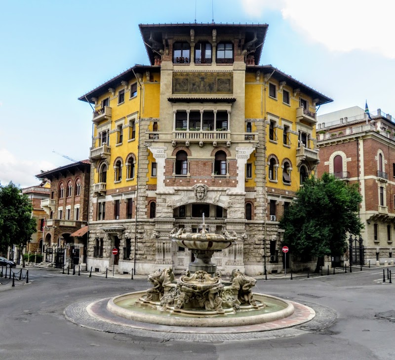 🚶 Walk to Quartiere Coppedè