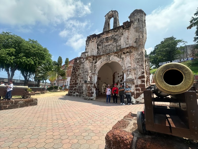 Крепость А'Фамоса (Porta de Santiago)