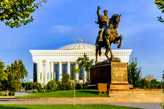 Сквер Амира Тимура и Бродвей