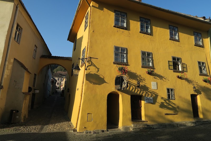 Piața Cetății и Casa Vlad Dracul