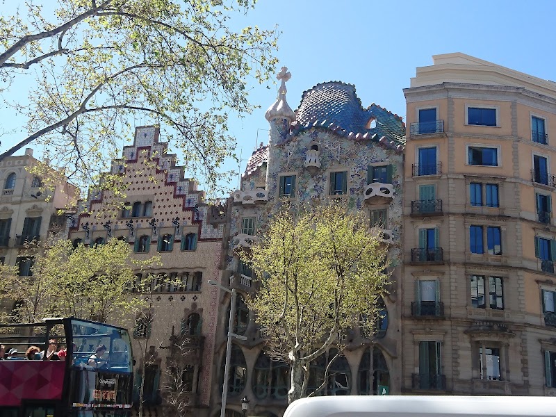 🚗 Scenic Drive via Passeig de Gràcia