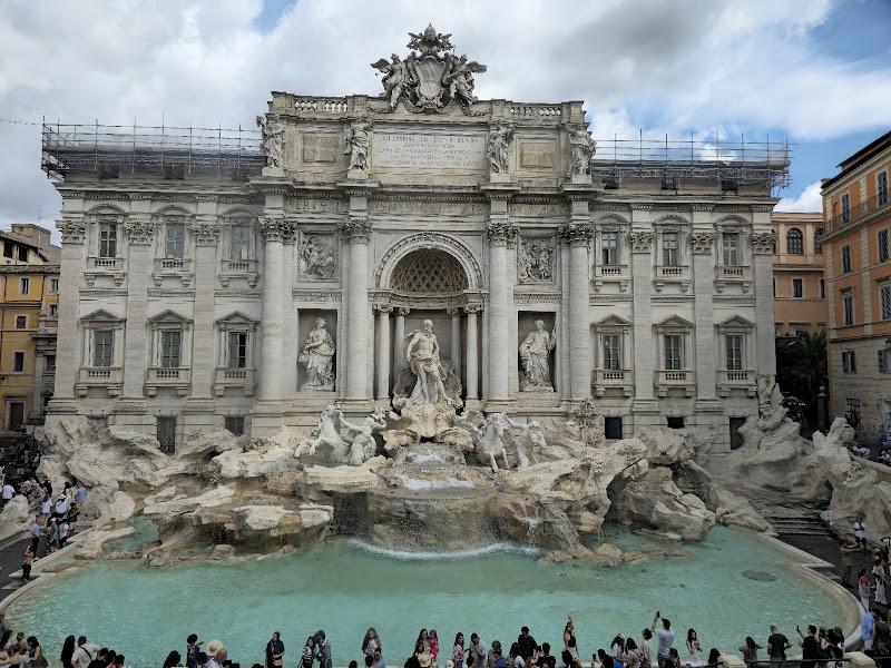 🚶 Walk to Trevi Fountain
