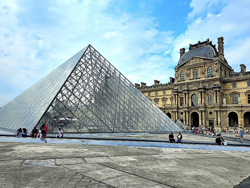 Louvre Museum (Pyramid)