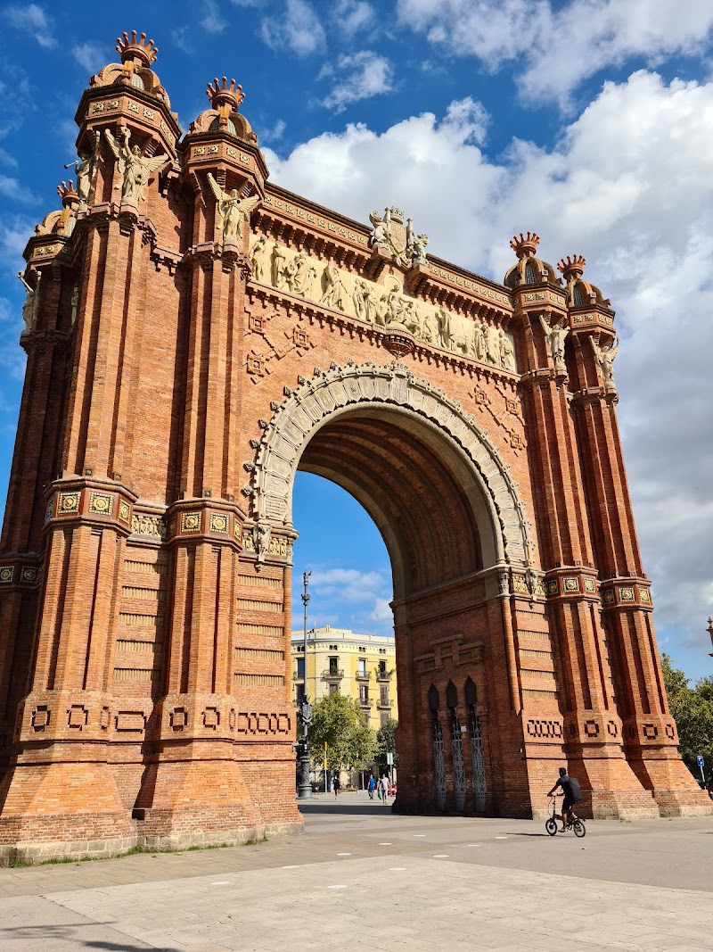 🚶 Walk to Arc de Triomf
