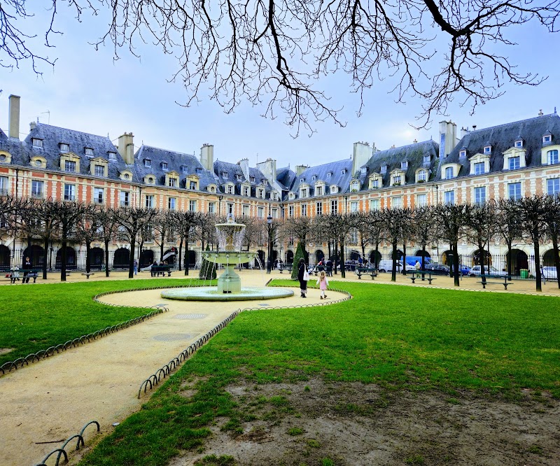 🚶 Walk to Place des Vosges