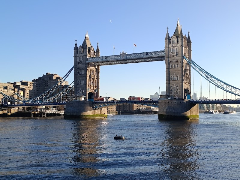 🚶 Walk to Tower Bridge