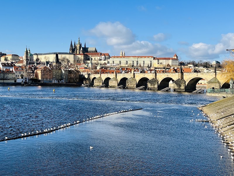 🚶 Walk to Charles Bridge