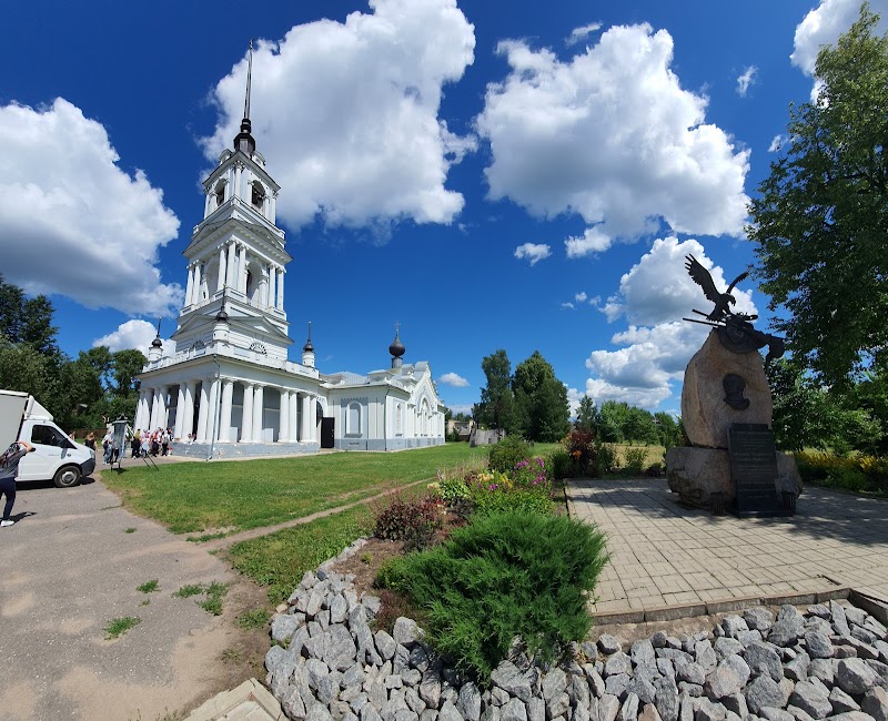 Улица Карла Маркса и памятник Макарию Калязинскому