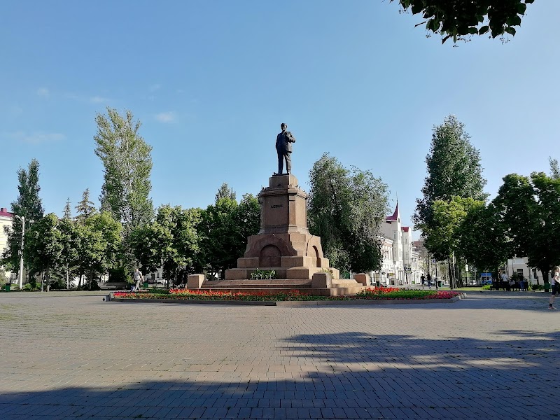 Площадь Революции и Алексеевский сквер