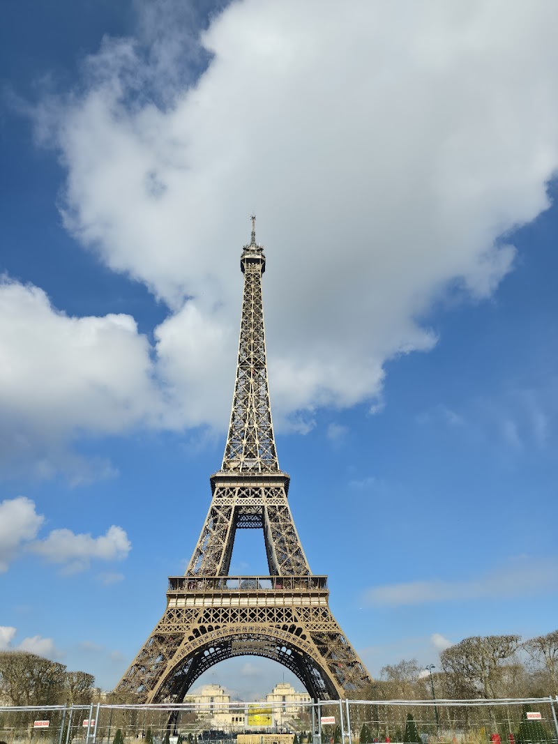 🚶 Walk to Eiffel Tower