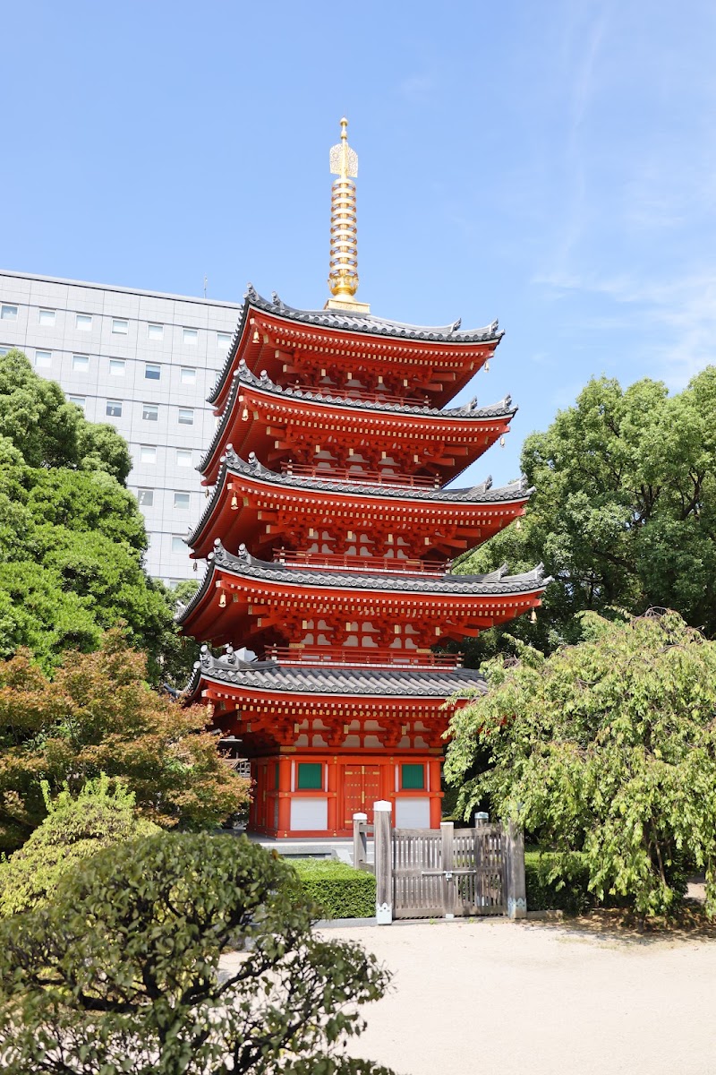 Hakata Station & Tsubame-no-Mori Hiroba